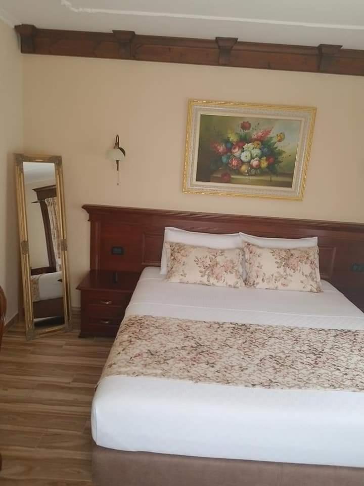 Vila Dante Boutique Hotel Tushemisht Quarto foto